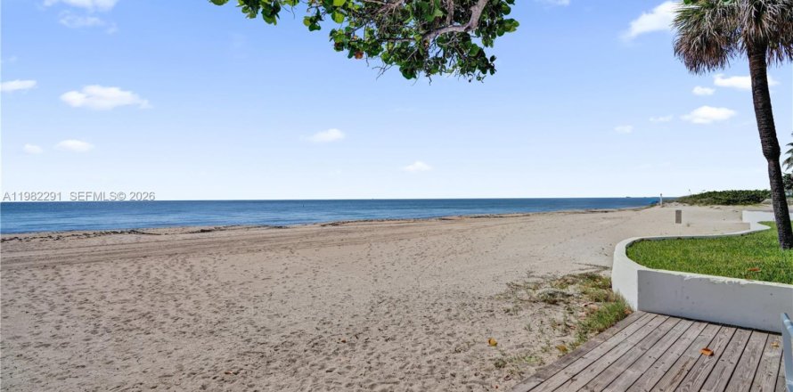 Condo à Pompano Beach, Floride, 2 chambres  № 2045919