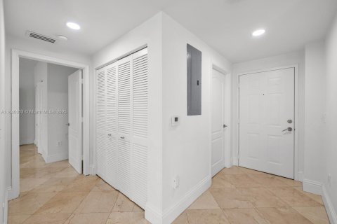 Condo in Coral Gables, Florida, 2 bedrooms  № 1828788 - photo 17
