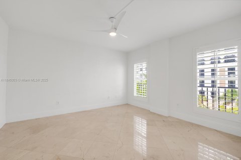 Condo in Coral Gables, Florida, 2 bedrooms  № 1828788 - photo 11