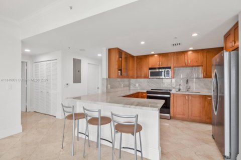 Condo in Coral Gables, Florida, 2 bedrooms  № 1828788 - photo 1