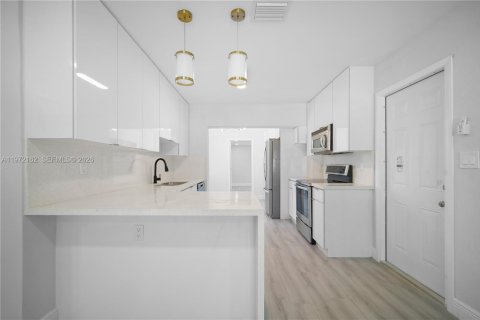 House in Miramar, Florida 3 bedrooms, 134.8 sq.m. № 2038744 - photo 17