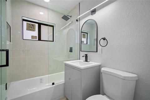 House in Miramar, Florida 3 bedrooms, 134.8 sq.m. № 2038744 - photo 11