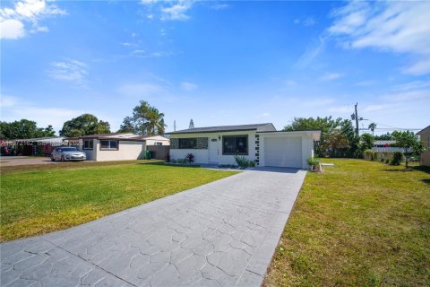 House in Miramar, Florida 3 bedrooms, 134.8 sq.m. № 2038744 - photo 4