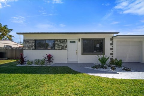 House in Miramar, Florida 3 bedrooms, 134.8 sq.m. № 2038744 - photo 5