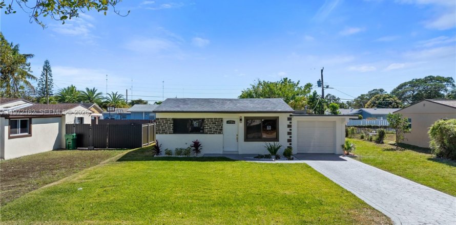 House in Miramar, Florida 3 bedrooms, 134.8 sq.m. № 2038744