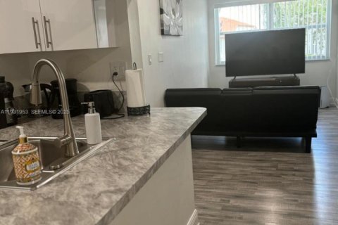 Снять в аренду кондоминиум в Хайалиа, Флорида 1 спальня, 60.11м2, № 1991751 - фото 1