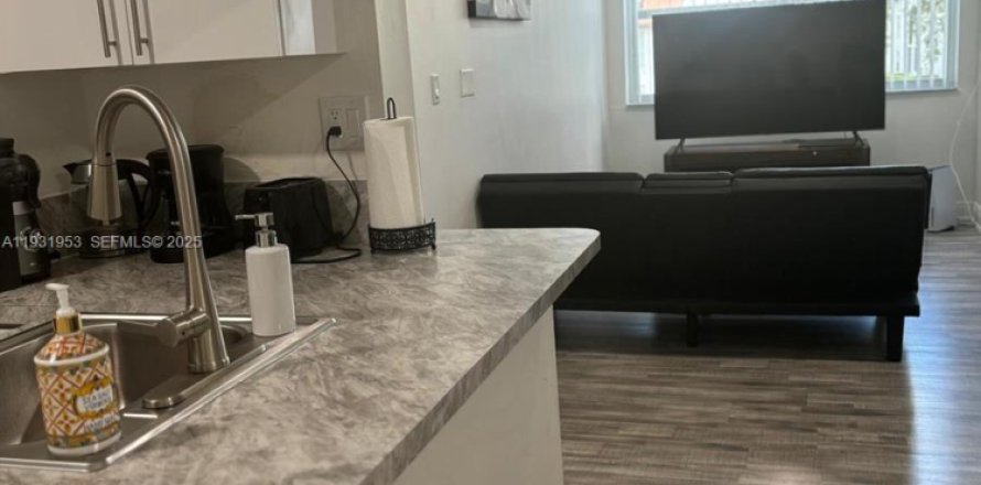 Кондоминиум с 1 спальней в Хайалиа, Флорида № 1991751