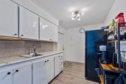 Propiedad comercial en venta en Miami, Florida № 2054824 - foto 5