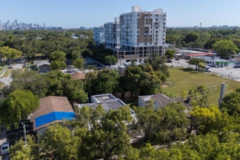 Propiedad comercial en venta en Miami, Florida № 2054824 - foto 24