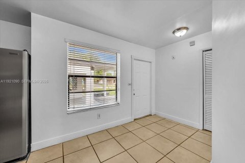 Casa en alquiler en Lauderhill, Florida, 3 dormitorios, 110 m2 № 1975232 - foto 11