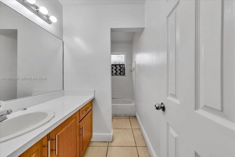 Casa en alquiler en Lauderhill, Florida, 3 dormitorios, 110 m2 № 1975232 - foto 24
