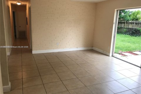 House in Lauderhill, Florida 3 bedrooms, 110 sq.m. № 1975232 - photo 2