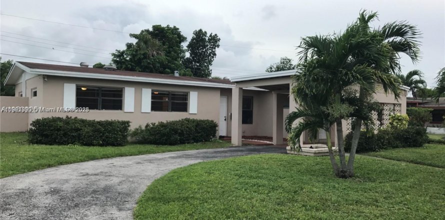 House in Lauderhill, Florida 3 bedrooms, 110 sq.m. № 1975232