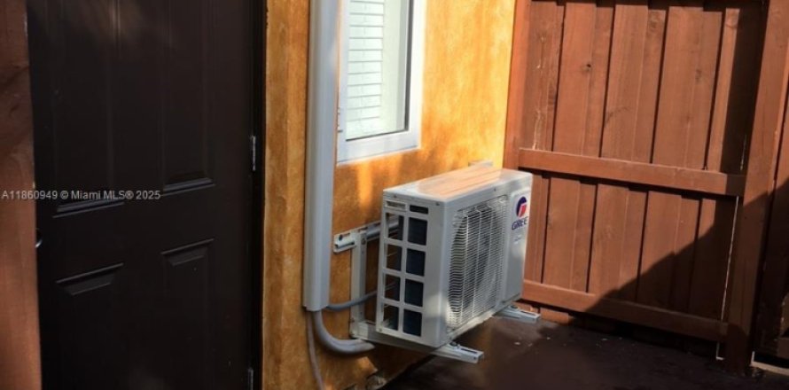Immobilier commercial à Miami, Floride 1 chambre, 55.74 m2 № 1889249
