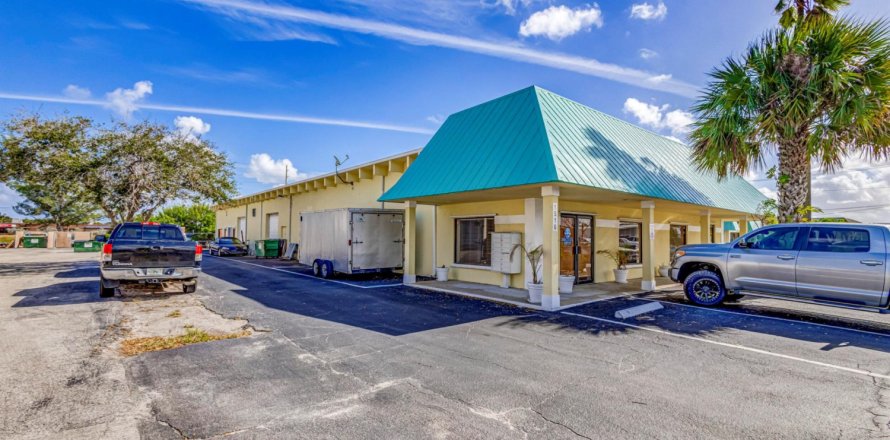 Commercial property in Jupiter, Florida № 849987