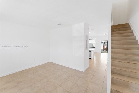 Townhouse in Hialeah, Florida 2 bedrooms, 133.87 sq.m. № 1927502 - photo 2
