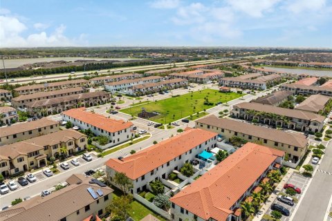 Townhouse in Hialeah, Florida 2 bedrooms, 133.87 sq.m. № 1927502 - photo 23