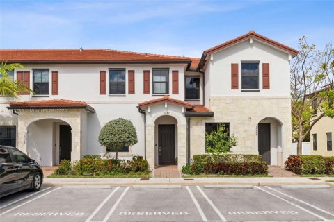 Townhouse in Hialeah, Florida 2 bedrooms, 133.87 sq.m. № 1927502 - photo 1
