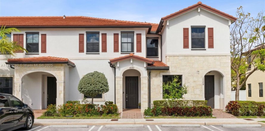 Townhouse in Hialeah, Florida 2 bedrooms, 133.87 sq.m. № 1927502