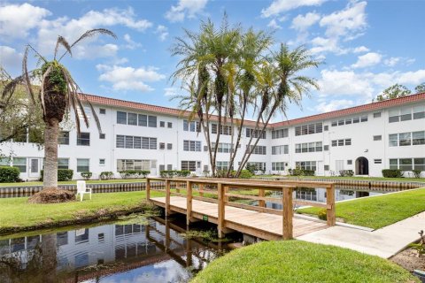 Condo in Winter Haven, Florida, 2 bedrooms  № 1888445 - photo 1