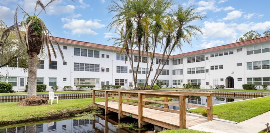 Condo in Winter Haven, Florida, 2 bedrooms № 1888445