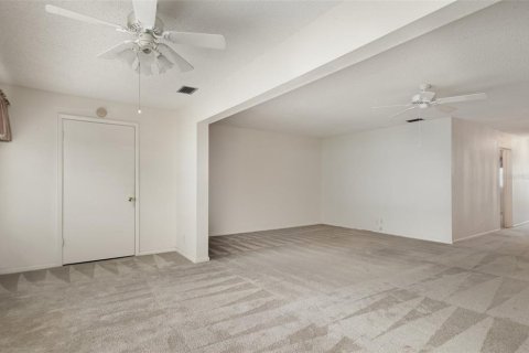 Condo in Winter Haven, Florida, 2 bedrooms  № 1888445 - photo 7