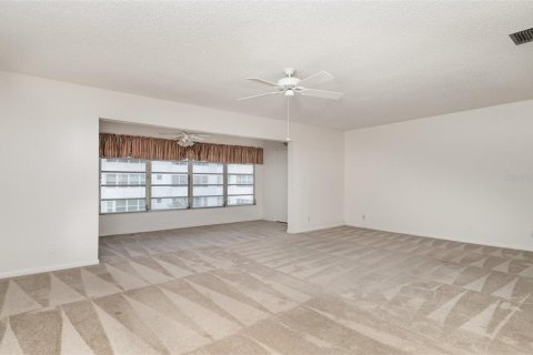 Condo in Winter Haven, Florida, 2 bedrooms  № 1888445 - photo 9
