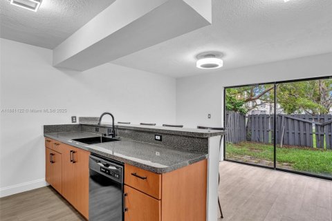 Touwnhouse à vendre à Pembroke Park, Floride: 3 chambres, 110.37 m2 № 1924866 - photo 8