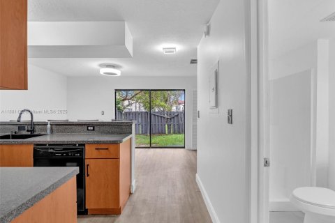 Touwnhouse à vendre à Pembroke Park, Floride: 3 chambres, 110.37 m2 № 1924866 - photo 7