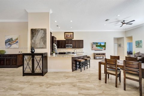House in Weston, Florida 5 bedrooms, 281.77 sq.m. № 2429736 - photo 10