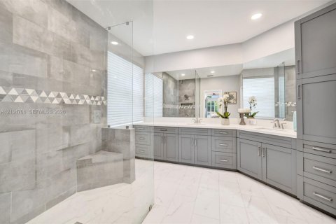 House in Weston, Florida 5 bedrooms, 281.77 sq.m. № 2429736 - photo 21