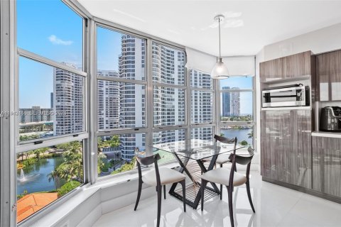 Condo in Aventura, Florida, 2 bedrooms  № 1999769 - photo 5