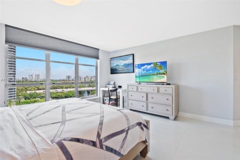 Condo in Aventura, Florida, 2 bedrooms  № 1999769 - photo 14