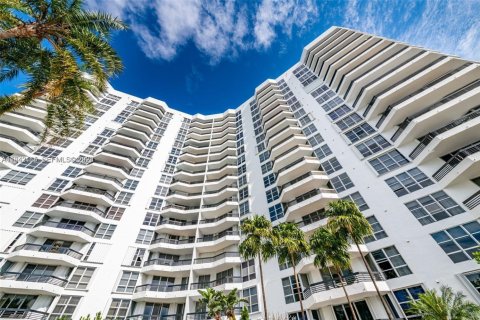 Condo in Aventura, Florida, 2 bedrooms  № 1999769 - photo 25
