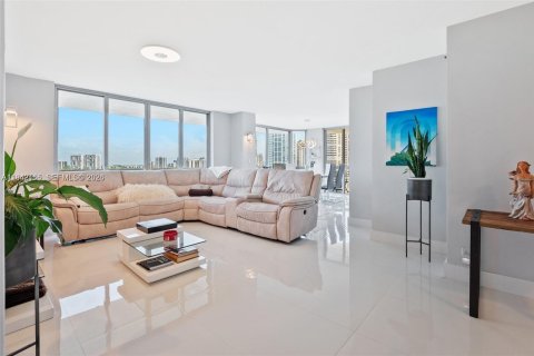 Condo in Aventura, Florida, 2 bedrooms  № 1999769 - photo 10