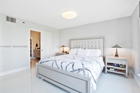Condo in Aventura, Florida, 2 bedrooms  № 1999769 - photo 13