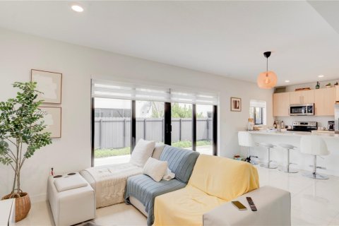 Casa en venta en Florida City, Florida, 5 dormitorios, 176.7 m2 № 2057479 - foto 19