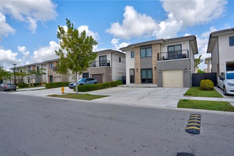 Casa en venta en Florida City, Florida, 5 dormitorios, 176.7 m2 № 2057479 - foto 2