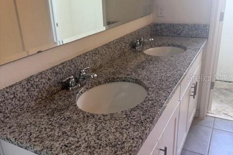 House in Kissimmee, Florida 5 bedrooms, 248.42 sq.m. № 2325188 - photo 15