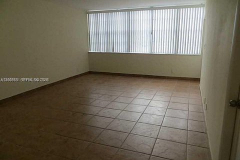 Condo in North Miami Beach, Florida, 1 bedroom  № 2069664 - photo 2