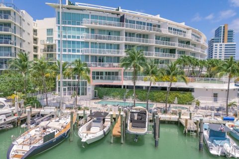 Condo in Miami Beach, Florida, 3 bedrooms  № 1953430 - photo 1
