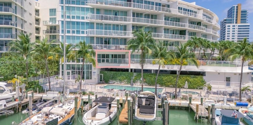Condo in Miami Beach, Florida, 3 bedrooms  № 1953430