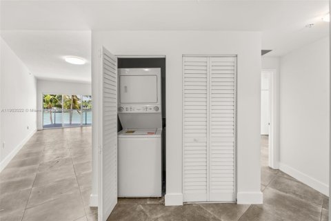 Condo in Miami Beach, Florida, 3 bedrooms  № 1953430 - photo 19