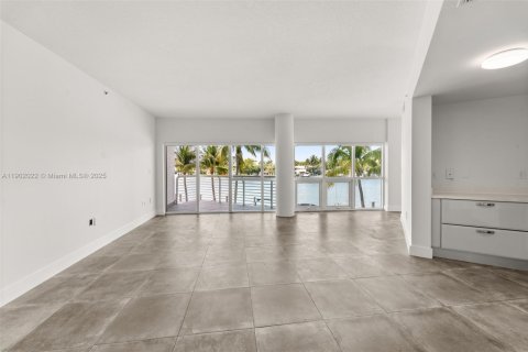 Condo in Miami Beach, Florida, 3 bedrooms  № 1953430 - photo 16