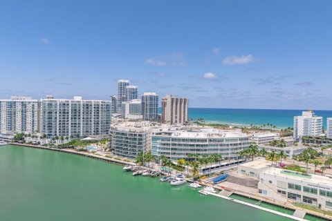 Condo in Miami Beach, Florida, 3 bedrooms  № 1953430 - photo 30