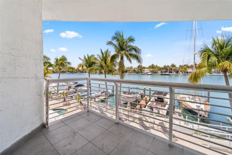 Condo in Miami Beach, Florida, 3 bedrooms  № 1953430 - photo 11