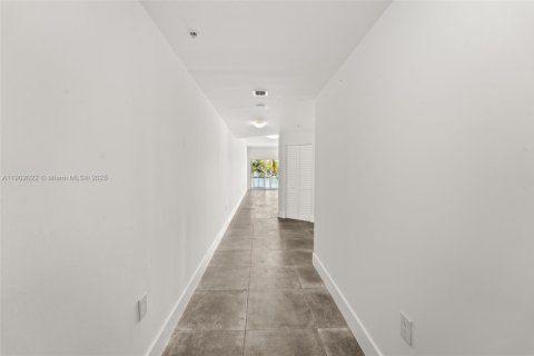Condo in Miami Beach, Florida, 3 bedrooms  № 1953430 - photo 20