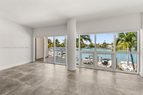 Condo in Miami Beach, Florida, 3 bedrooms  № 1953430 - photo 15