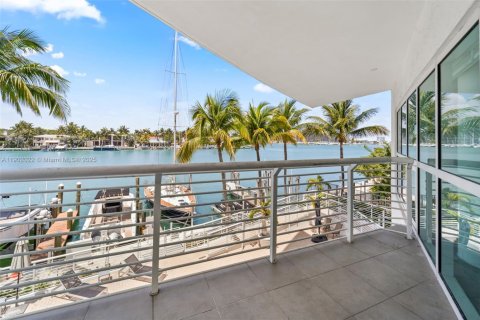 Condo in Miami Beach, Florida, 3 bedrooms  № 1953430 - photo 12
