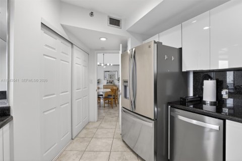 Condo in Aventura, Florida, 2 bedrooms  № 2047062 - photo 15